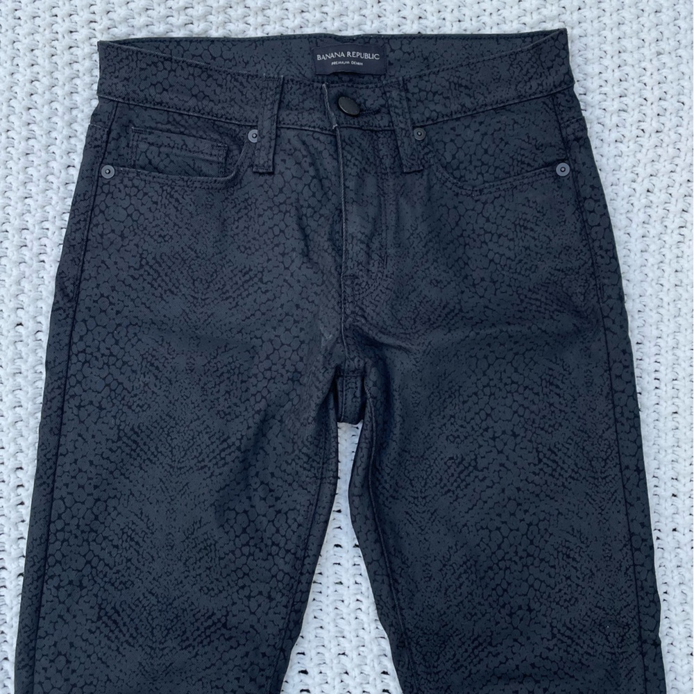 BANANA REPUBLIC snake print denim jeans. Size 0 petite. Worn once. Like new.